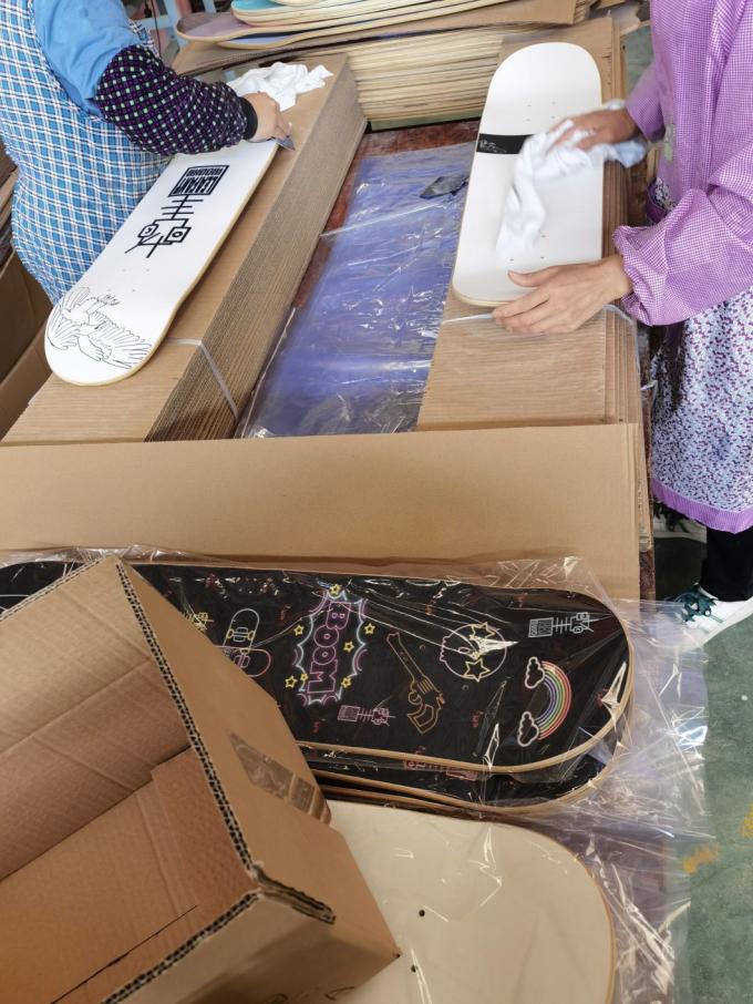 Heißes Profi-Erwachsenen-Kanadisch-Ahorn-Doppelkick-Skateboard 31 Zoll 7