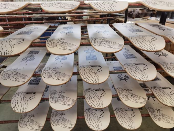 Heißes Profi-Erwachsenen-Kanadisch-Ahorn-Doppelkick-Skateboard 31 Zoll 11